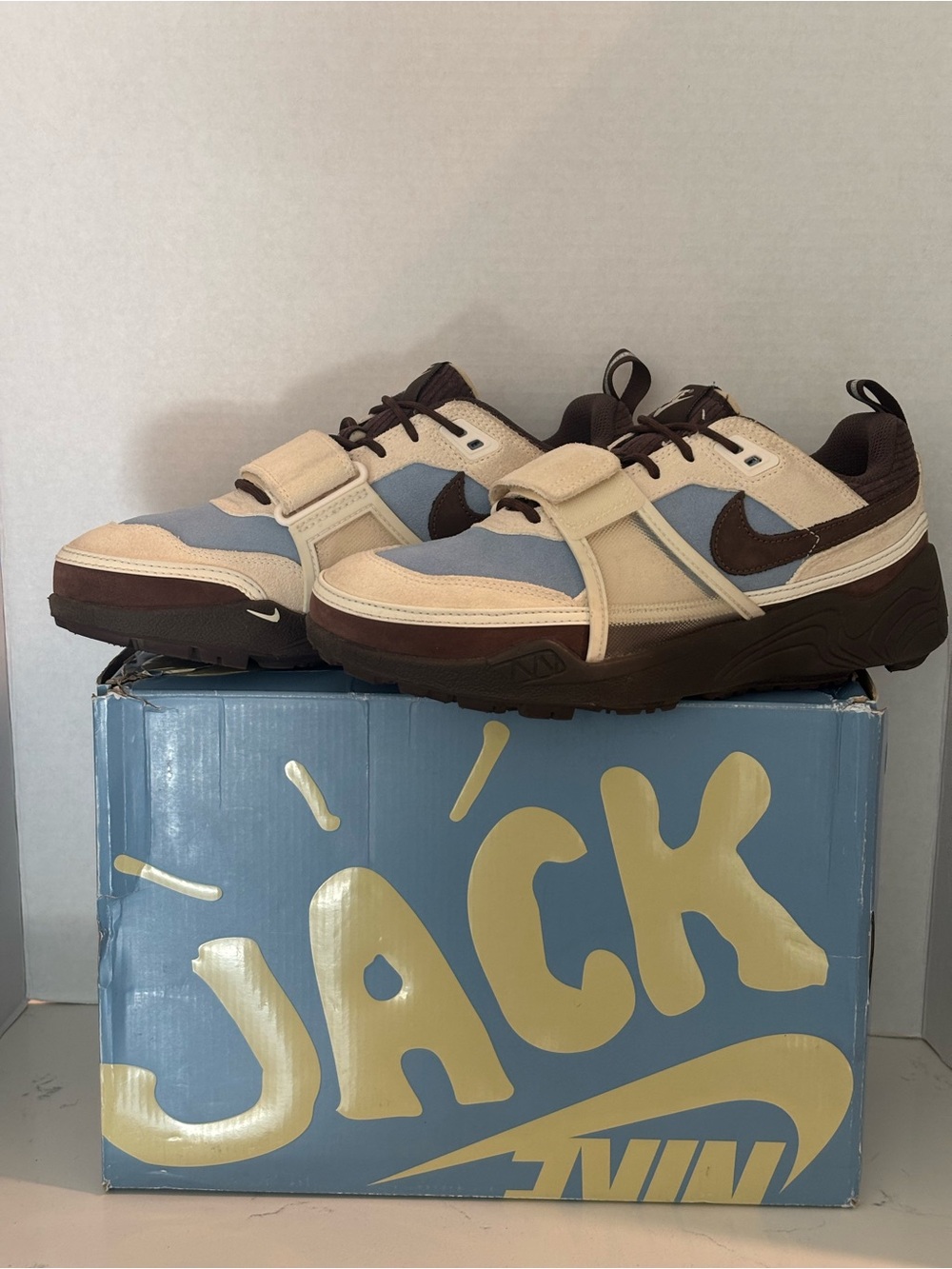 Nike Men’s Low-Top Sneakers in Cream, Light Blue & Dark Brown